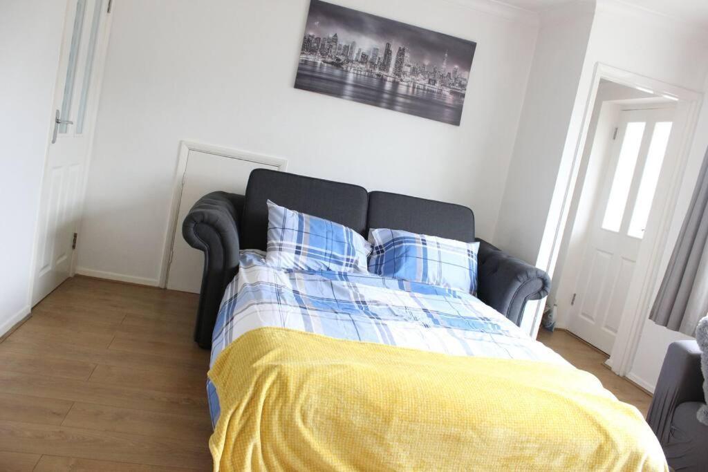 Private & Comfortable 2 Bedroom Home Away From Home Stanwell Exterior foto